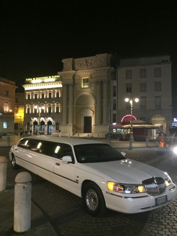 LIMOUSINE CHRYSTAL - Lincoln Twon Car – fino a 8 passeggeri