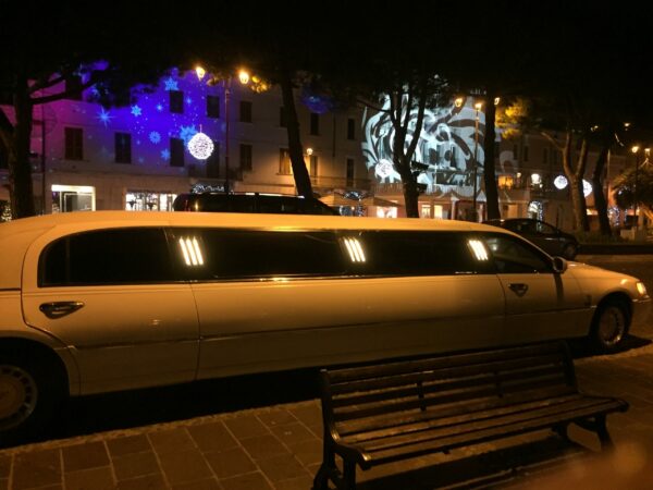 LIMOUSINE CHRYSTAL - Lincoln Twon Car – fino a 8 passeggeri - immagine 3