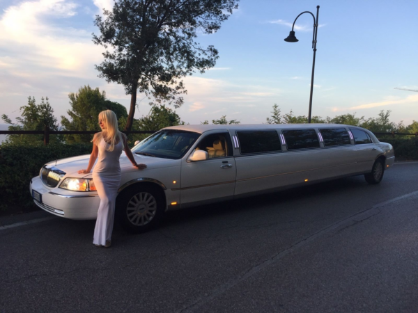 LIMOUSINE LUXURY - Lincoln Twon Car – fino a 10 passeggeri