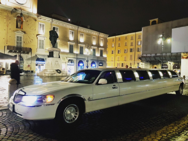 LIMOUSINE TOP LUXURY - Lincoln Twon Car - fino a 12 passeggeri