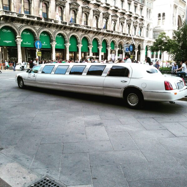 LIMOUSINE TOP LUXURY - Lincoln Twon Car - fino a 12 passeggeri - immagine 2